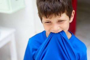 جویدن یقه لباس