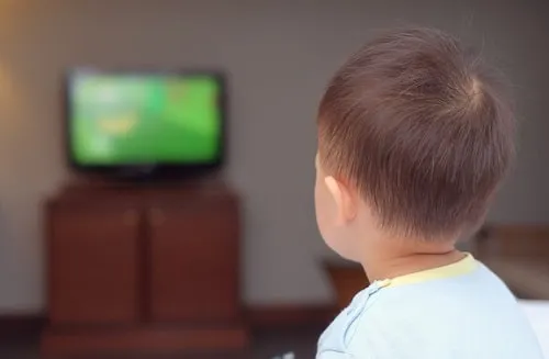 تاثیر موبایل و تلویزیون بر گفتار کودکان